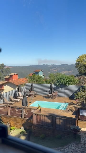 Piscina da pousada com vista para as montanhas