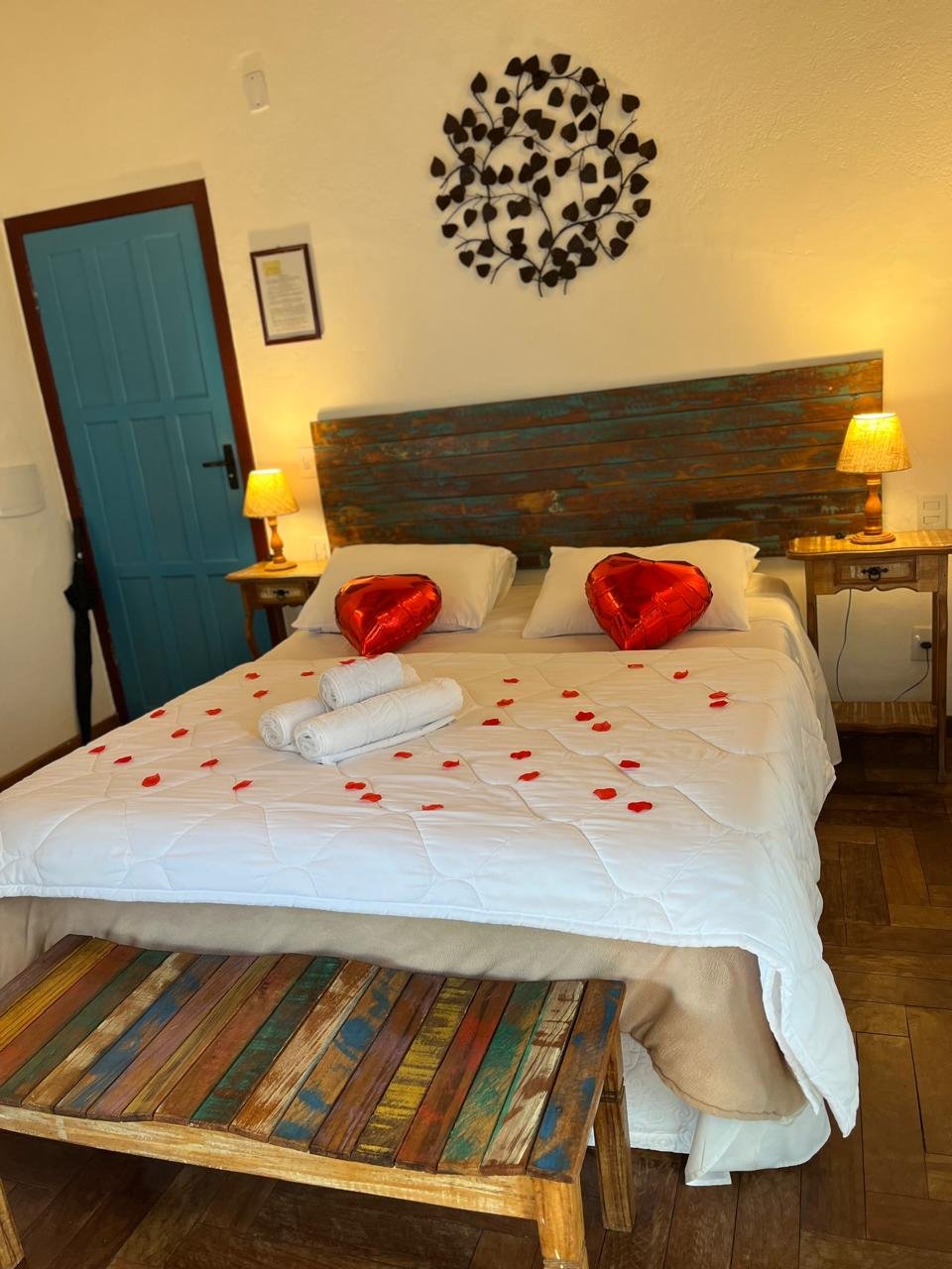 Cama com decoração romântica