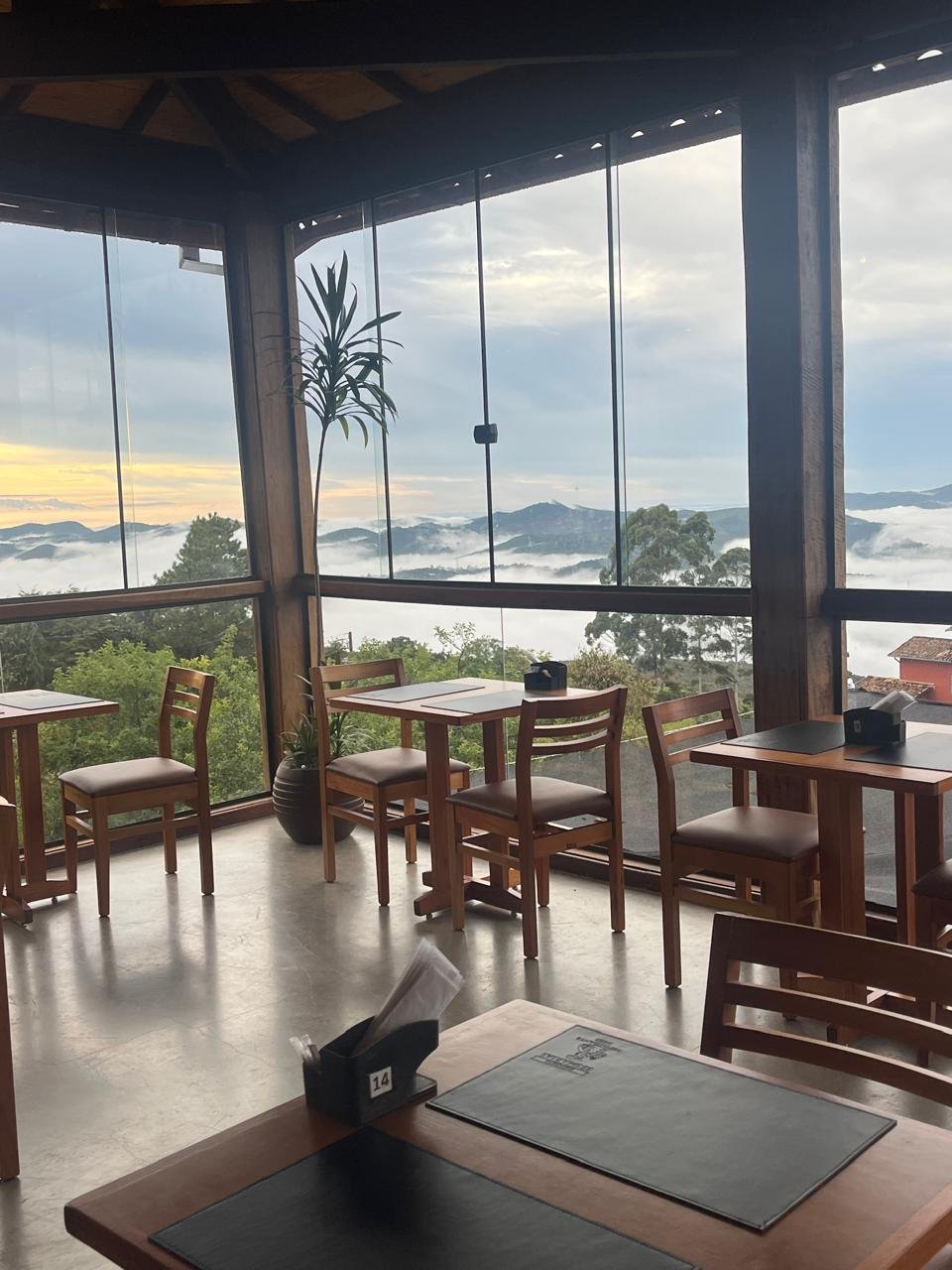 Restaurante com vista para o mar de nuvens ao amanhecer